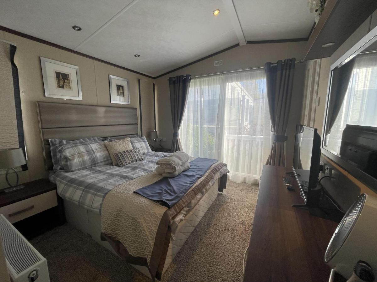 Poole Harbour View Lodge At Rockley Park Екстериор снимка
